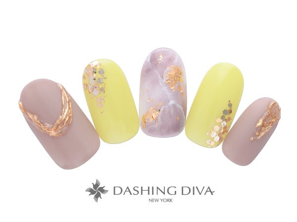 くすみイエローを差し色に金箔やラメでほどよい輝きをプラス