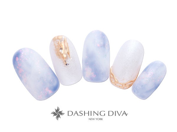 淡く爽やかなブルーはゴールドミラーでデザインを引き立てて