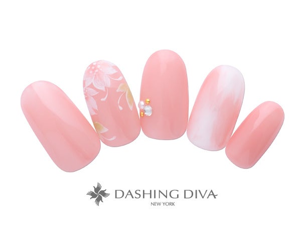 華やかで女性らしい多幸感あふれるプリンセスピンクの桜ネイル