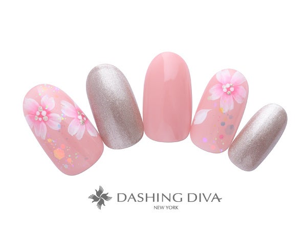 ラメと組み合わせて桜ネイルにほどよい華やかさをプラス