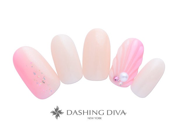 シンプル上品な貝殻アートは大人キュートに仕上げる夏の指先