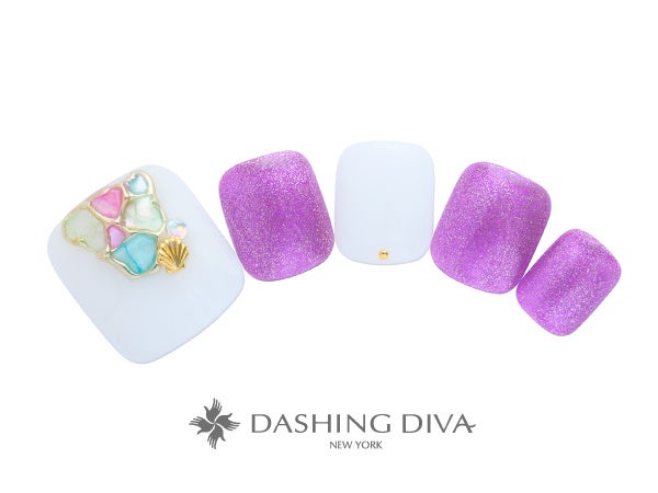 爽やかホワイトにカラフルシェルを並べて夏本命のフットに