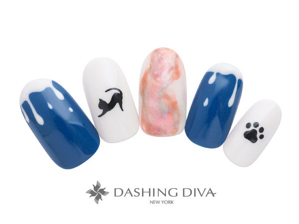 トロリととろけたリアルなミルクに黒猫ちゃんを遊ばせて