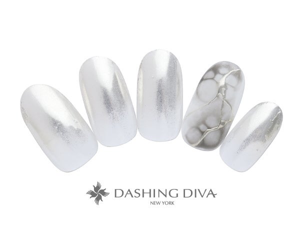 クールなシルバーミラーにドロップネイルのアクセント