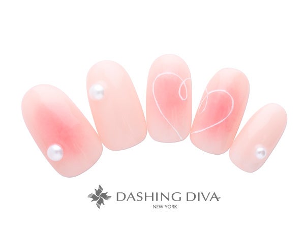 ふわっと色づいたチークにシンプルなパールとハートをさりげなく