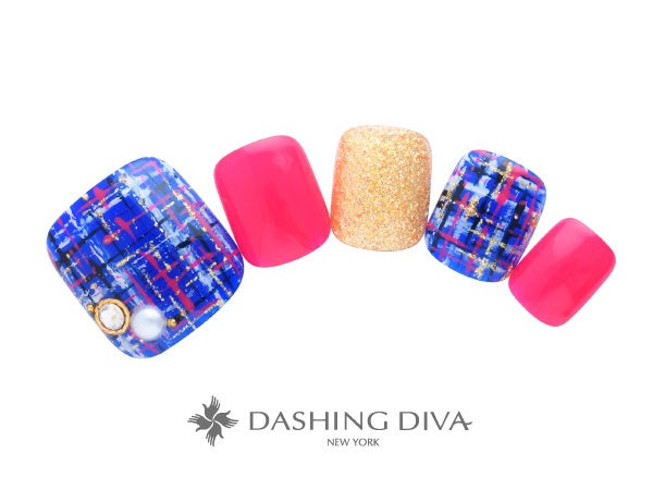 深めカラーのツイードはレッドやゴールドでアクセントをプラス