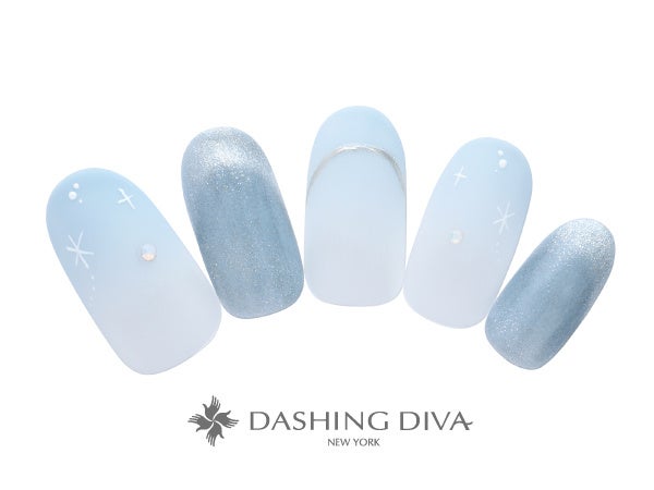 透き通った冬空ときらめく雪をイメージしたマグネットネイル