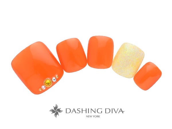 シアーなオレンジカラーで元気いっぱいな足元に