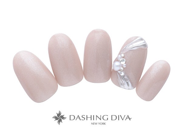 ベージュロゼにシルバーミラーをフェミニンに引き立てて