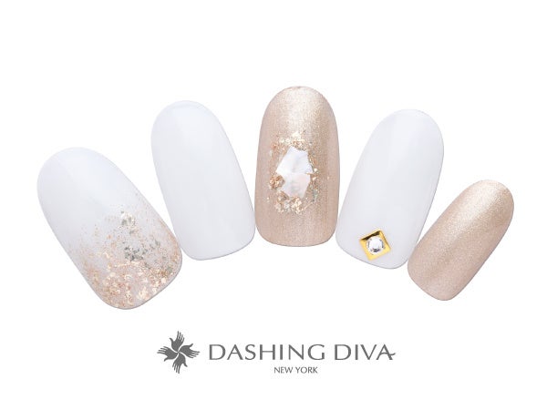 落ち着いたゴールドでシンプルながらも輝きをプラスして