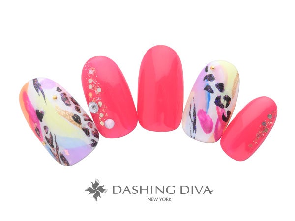 太陽に似合うネオンカラーにヒョウ柄をプラスして