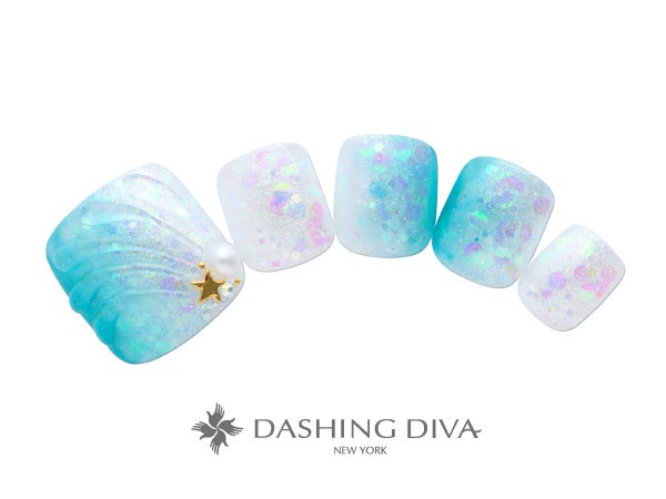 マーメイドネイルを引き立てるラメホロの輝きで海を感じて