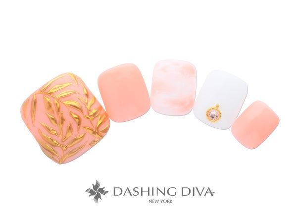 ピーチコーラルにメタリックリーフで煌びやかな輝きを