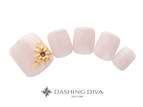 メタリックなゴールドリーフフラワーで夏の足先を演出して