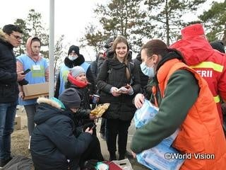 ウクライナ国境の町で活動するワールド・ビジョン・ルーマニアのスタッフ（手前右）