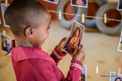 たくさんの写真の中から、子どもが自分でスポンサーを選びます