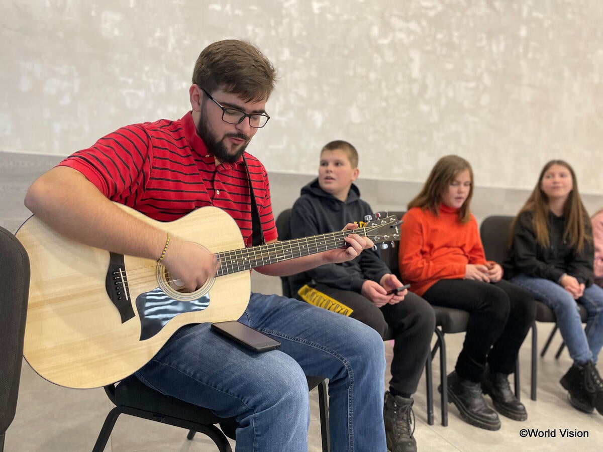 ワールド・ビジョンが支援するユースクラブで 開催された、音楽を用いた支援の様子