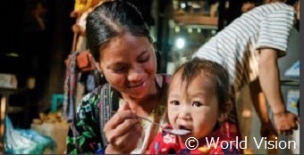 チャイルド・スポンサーシップによるトアンザオ地域開発プログラムの活動の一環として、栄養に関する研修に参加した母親と子ども