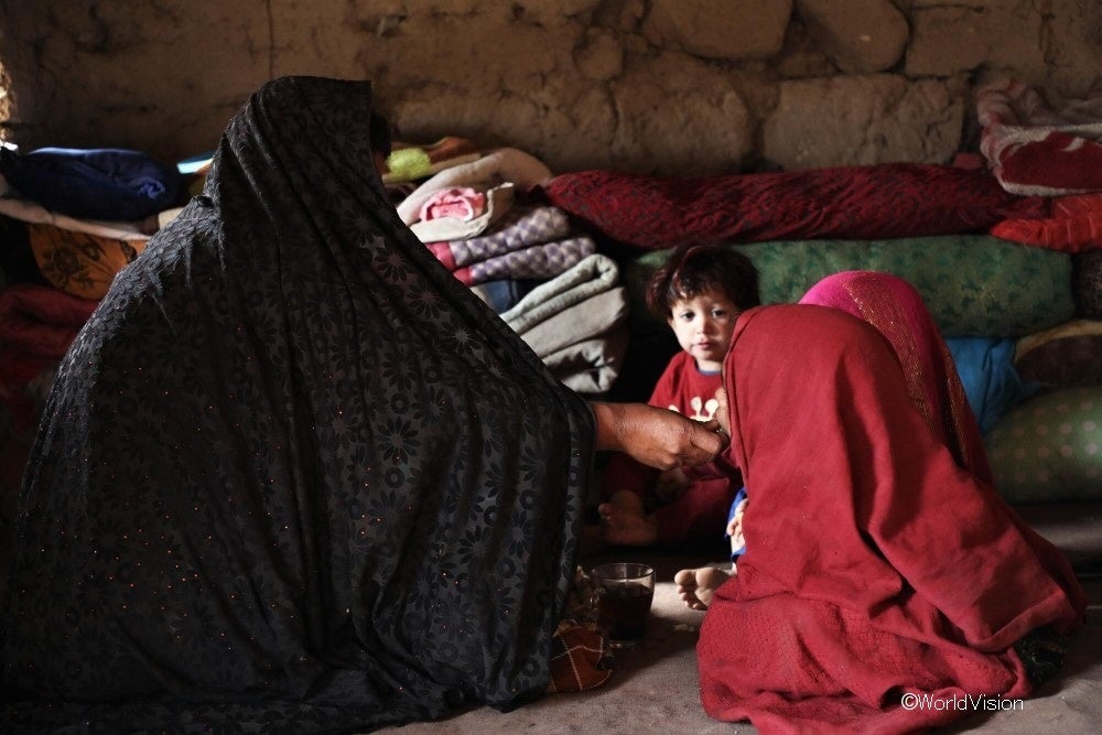 アフガニスタンの国内避難民家族