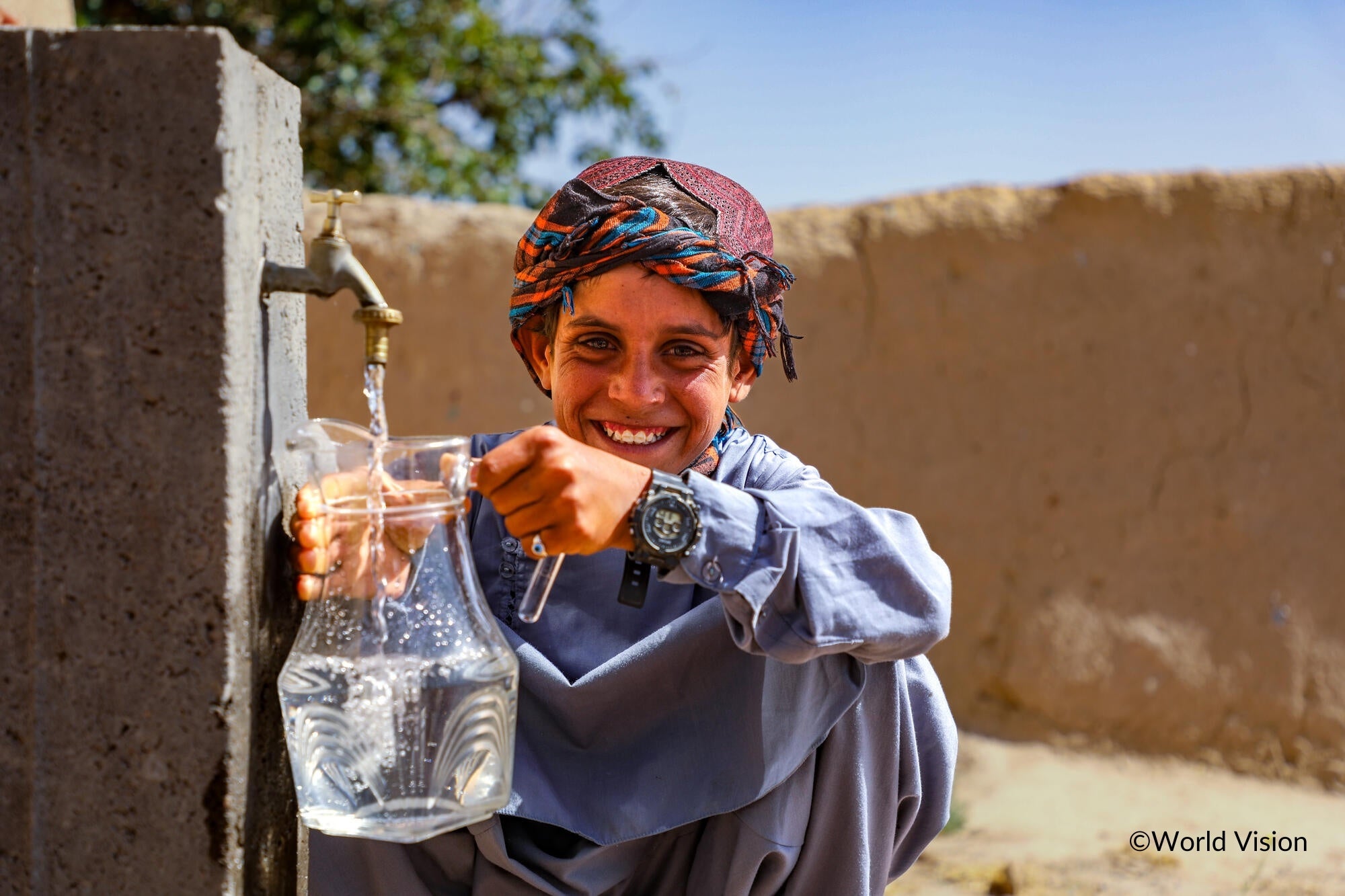 WVの支援で設置された給水設備から水をくむ少年。2021年8月以降約37万人に水衛生の支援を届けました