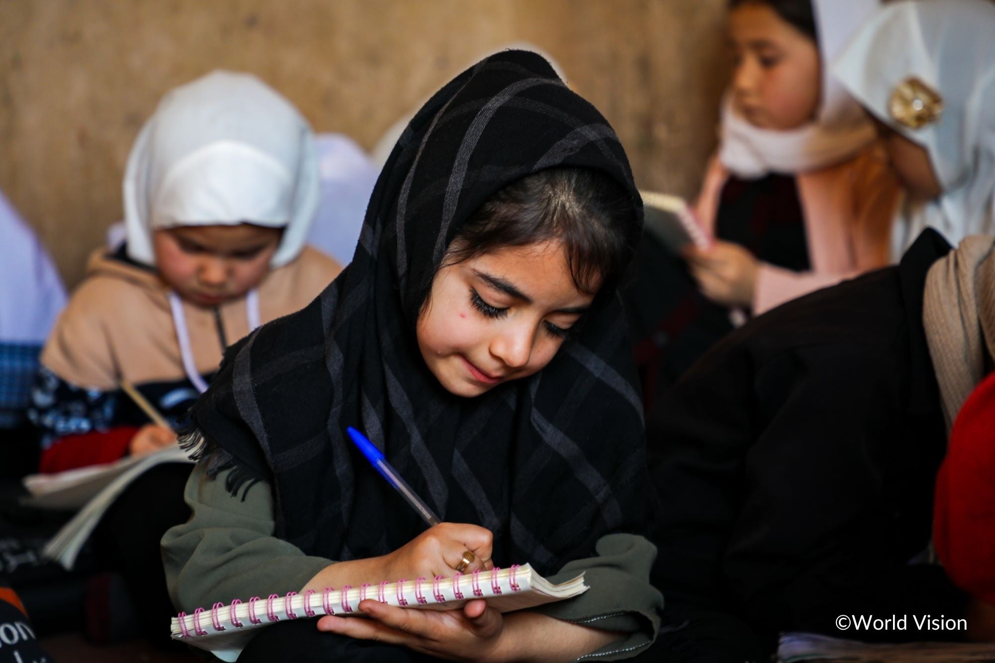 コミュニティで学ぶ少女。ＷＶは2021年8月以降、約27.5万人の子どもを含む約31万人に教育支援を届けました