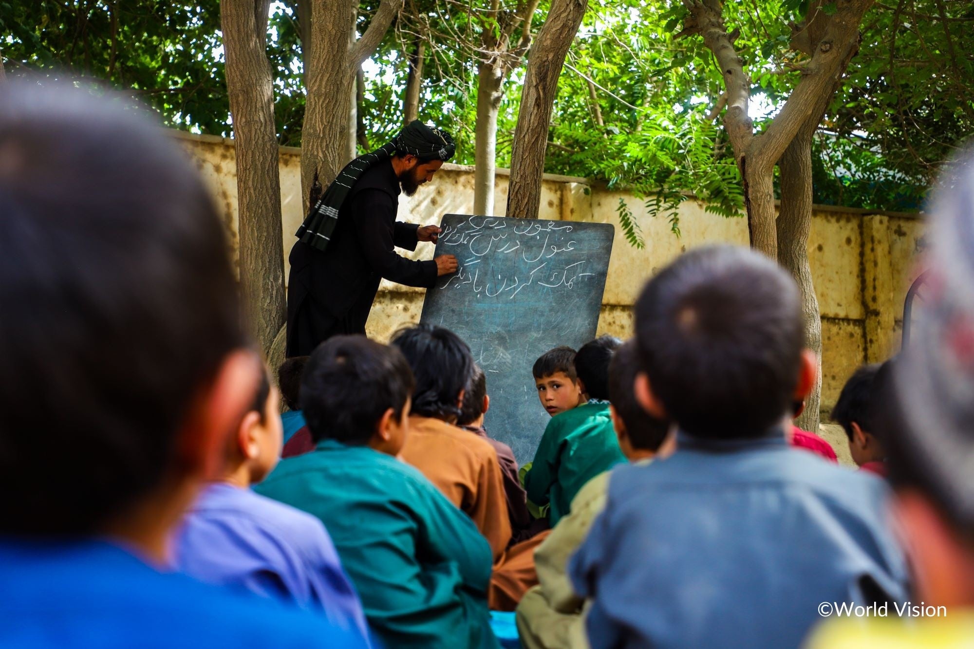 教育支援の様子。ＷＶは2021年8月以降、約27.5万人の子どもを含む約31万人に教育支援を届けました