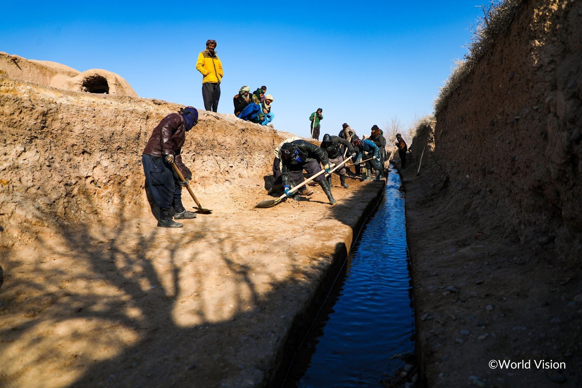 WVの支援で設置された給水設備から水をくむ少年。2021年8月以降約37万人に水衛生の支援を届けました