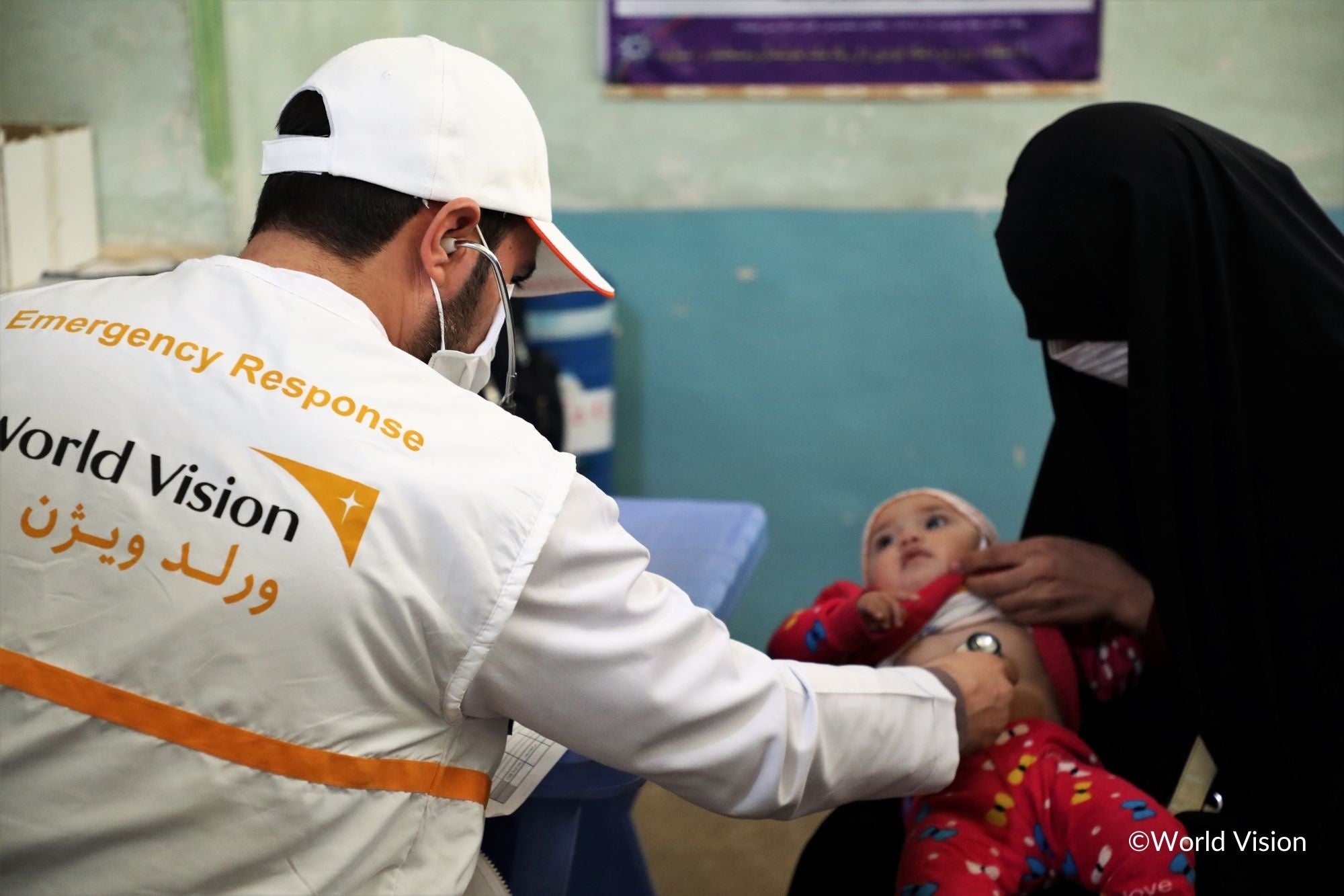 診察を受ける母子。WVは2021年8月以降約36万人の子どもを含む87万人に保健サービスを提供しました