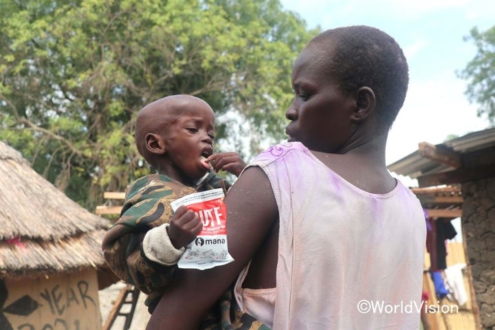 「この栄養補助食の支援がなかったら、この子もほかの2人の兄弟と同じように命を落としていたことでしょう」南スーダンに住むオーカンくんとエリザベスさん
