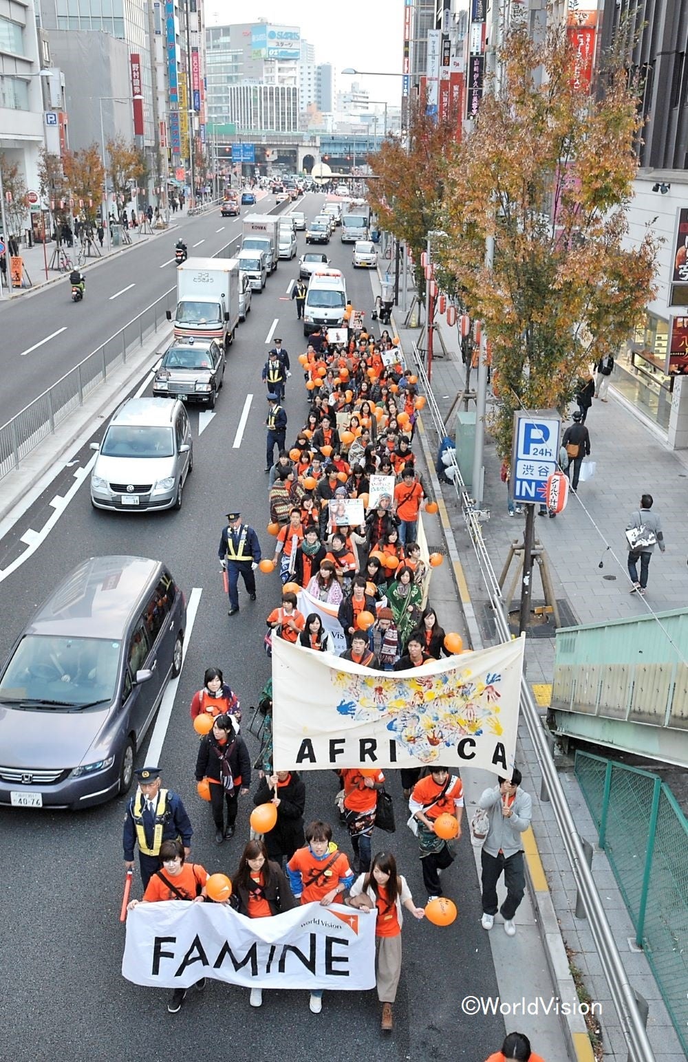 パレードでは渋谷駅周辺や原宿などを楽しく行進し「飢餓をゼロにしよう」と呼びかけます（2011年に開催したイベントの様子）