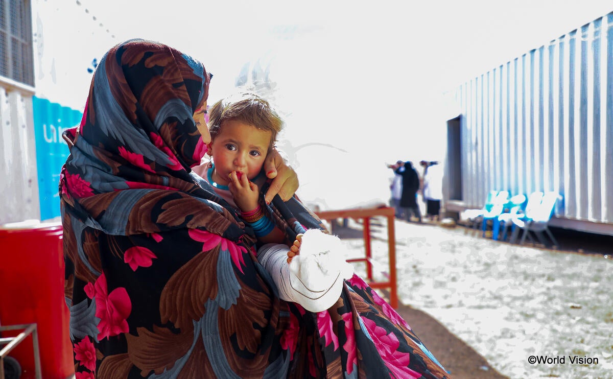 ワールド・ビジョンの移動診療チームの診察を受けた母子