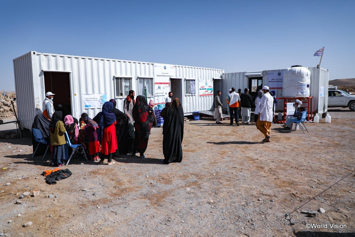 ワールド・ビジョンの移動診療サービスを待つ人々