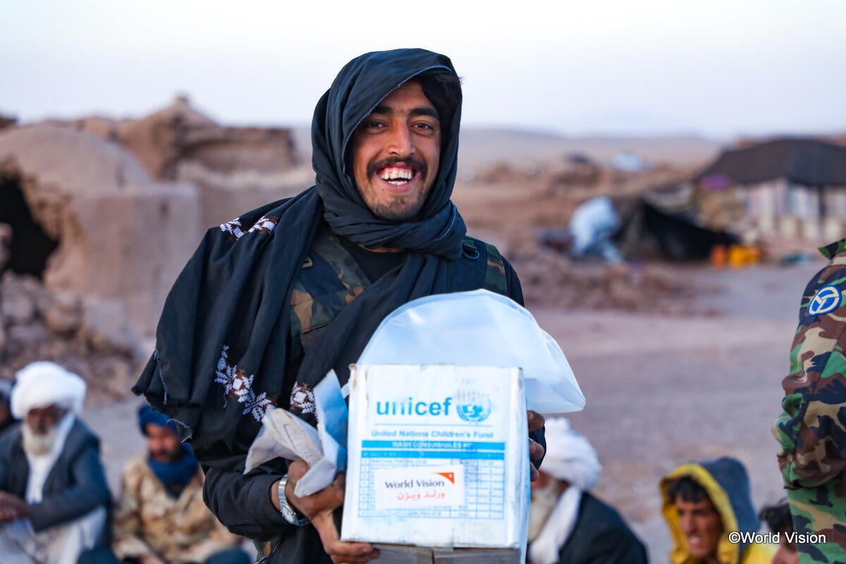 衛生用品の支援を受け取った男性