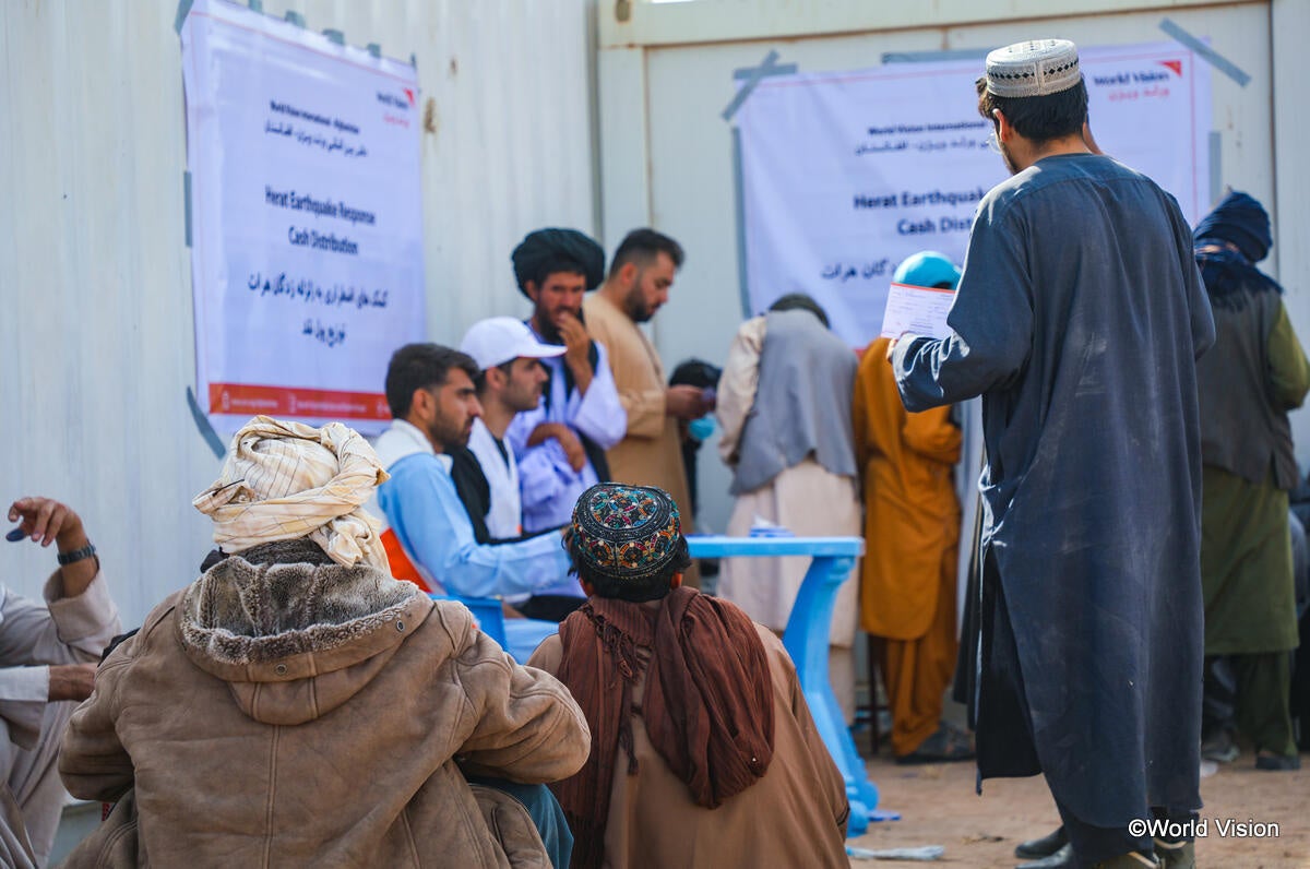 ワールド・ビジョンの現金給付の実施会場に集う人々
