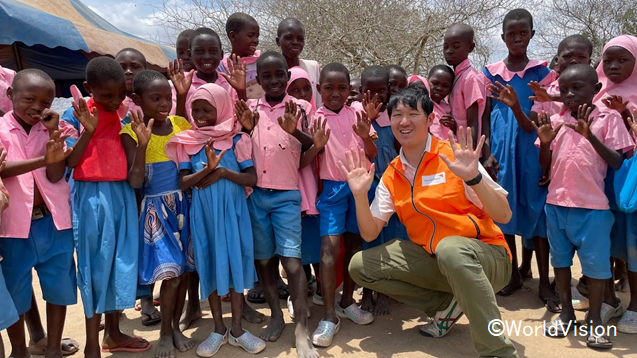 WVJ遠藤スタッフと子どもたち