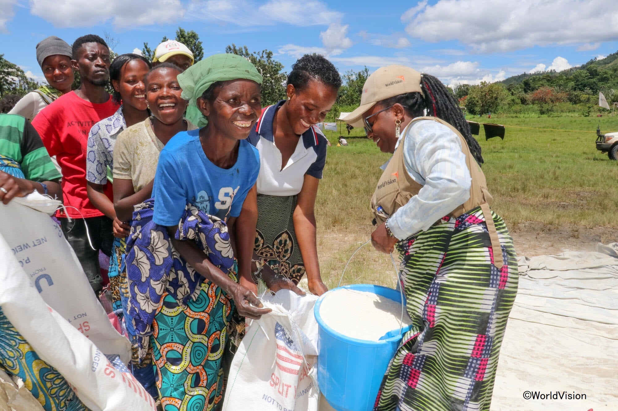 食糧支援の様子