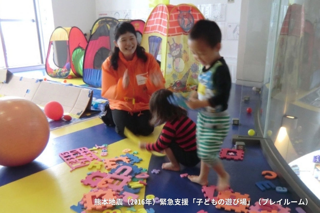 熊本地震（2016年）緊急支援の一環で実施した「子どもの遊び場」（プレイルーム）にて子どもとWVJスタッフ