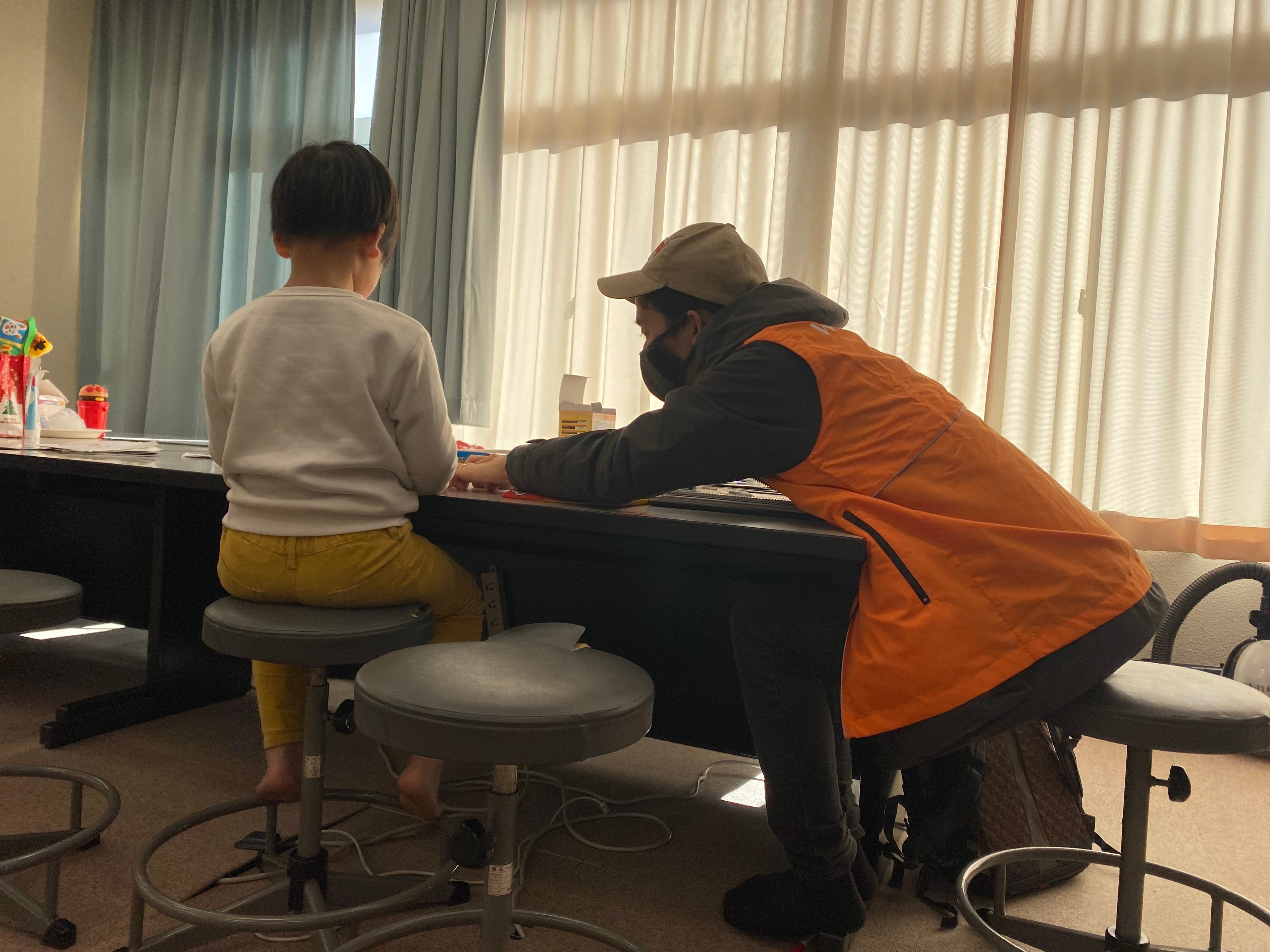 七尾市内小学校の避難所に暮らすお子さんとWVJスタッフ