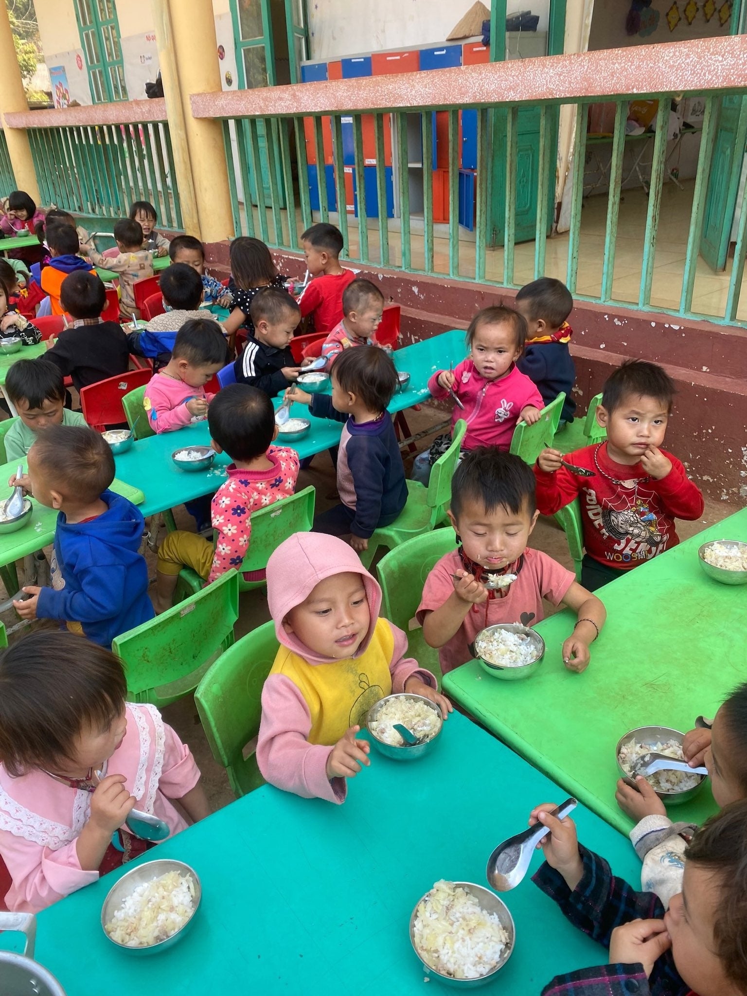 研修を活かし、栄養価の高い献立をつかって実際に給食を調理し、子どもたちに提供