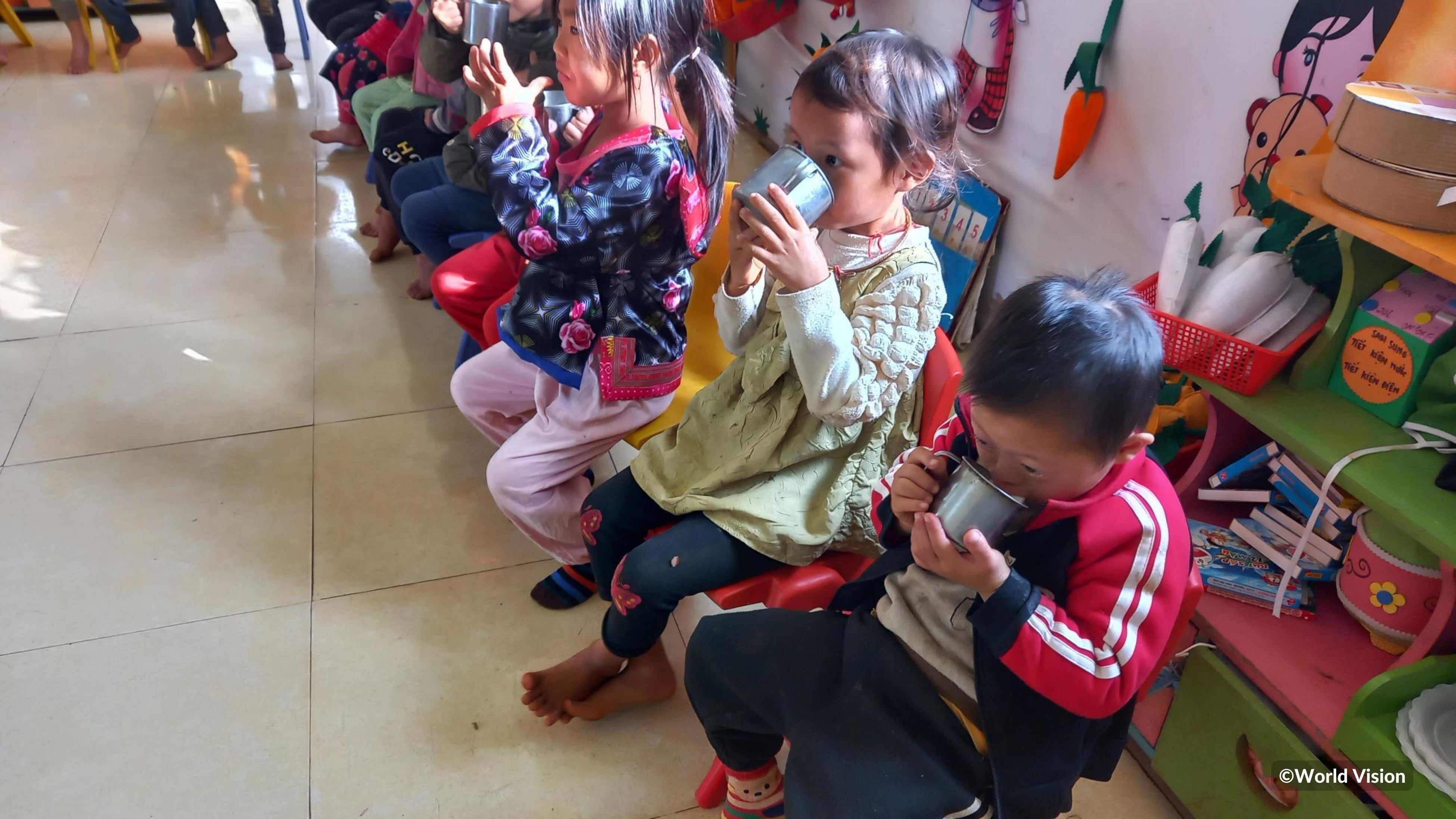 給食に加え「こどミル」を飲む子どもたち