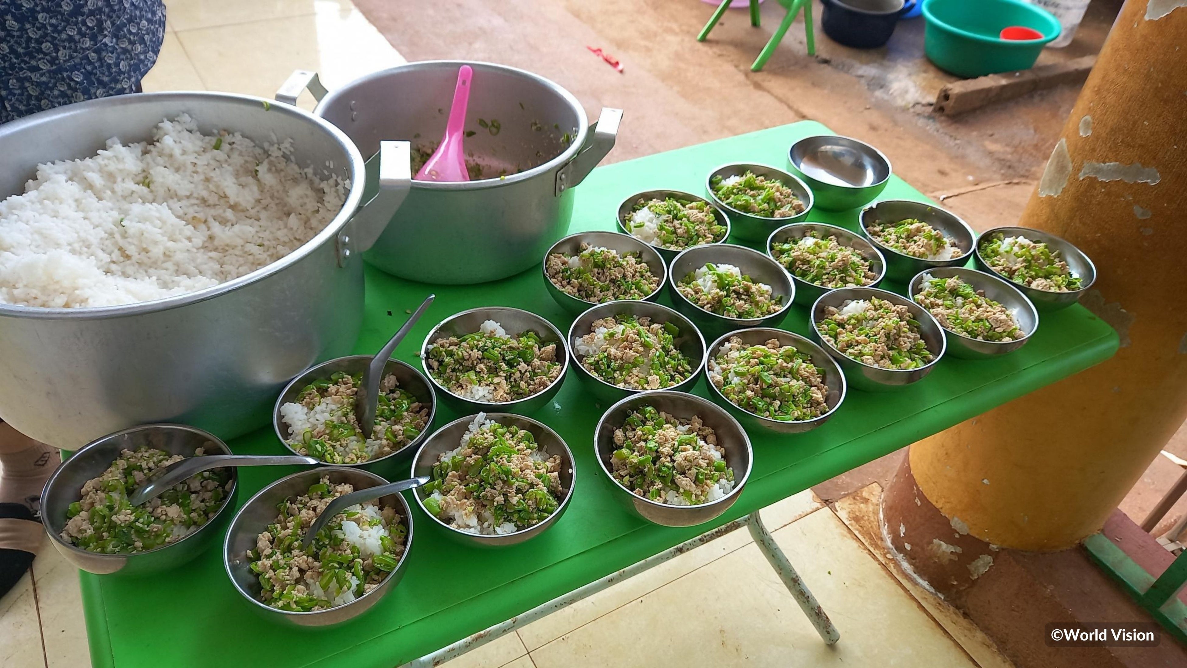 研修を活かし、栄養価の高い献立をつかって給食を調理