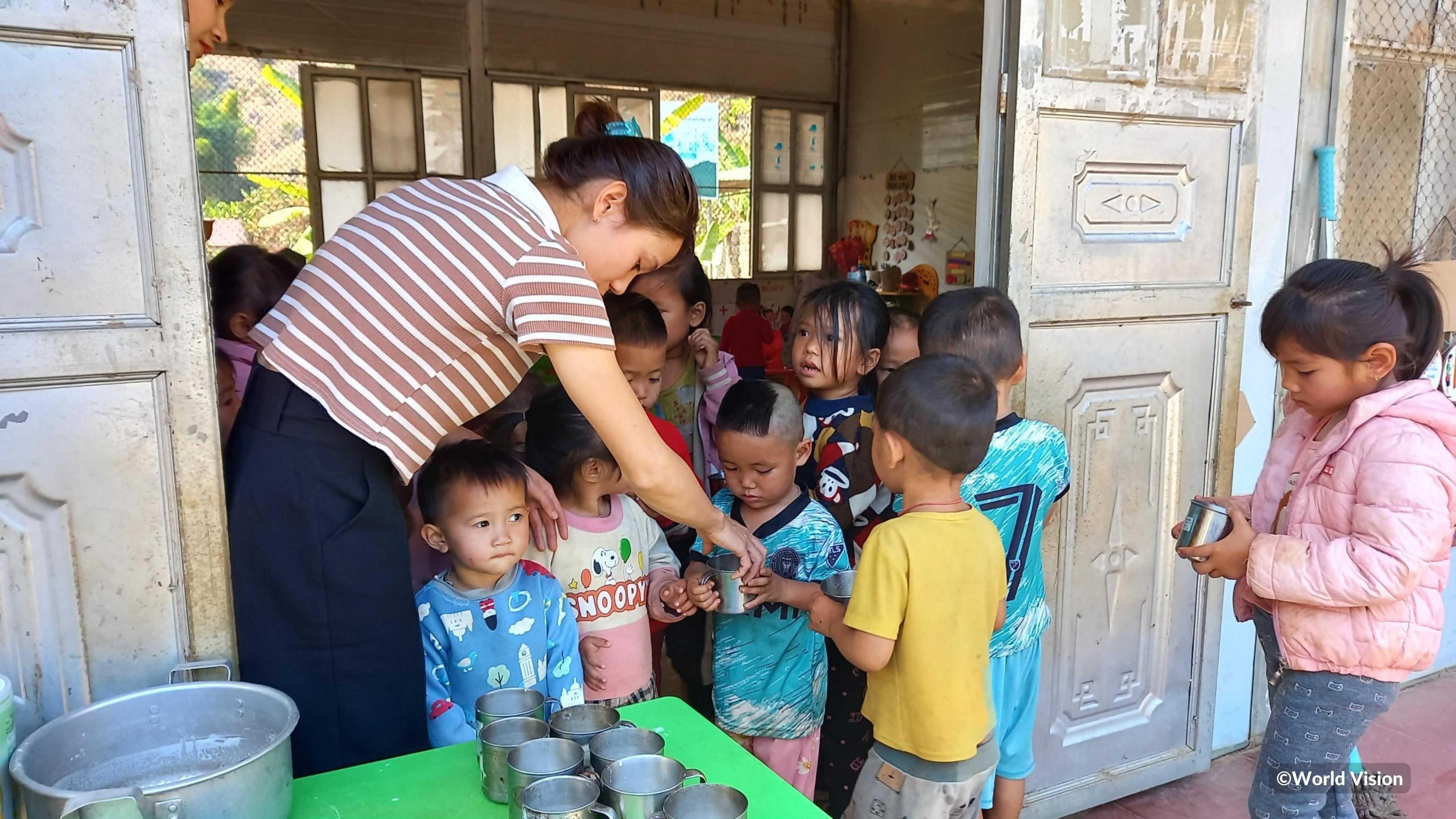 森永乳業グローイングアップミルク「こどミル」をお湯に溶かし子どもたちへ提供する様子