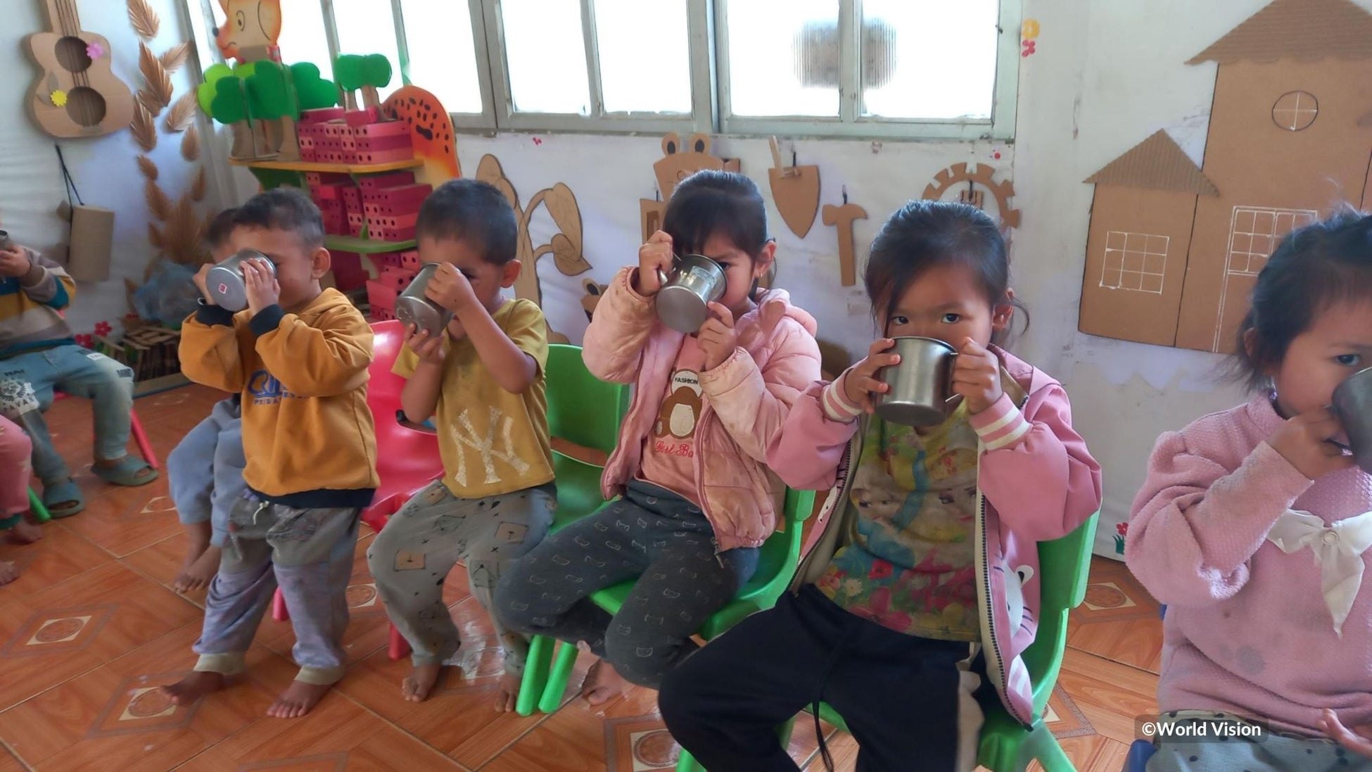 給食に加え、「こどミル」を飲む子どもたち