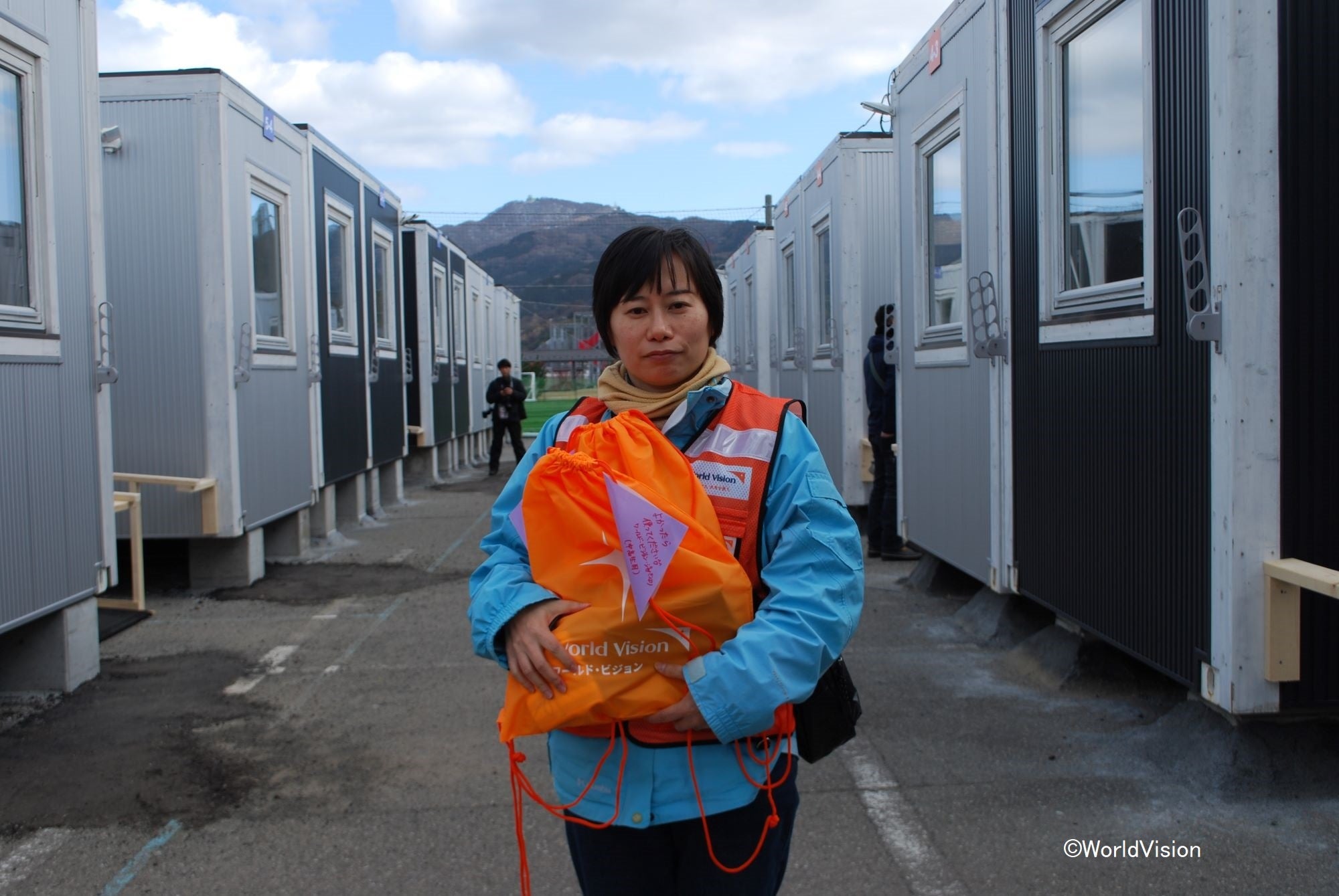 お子さまへのプレゼントを携える髙橋スタッフ