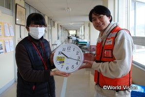 【能登半島地震緊急援助】学校再開支援の一環として門前市立門前東小学校に壁掛け時計7個を支援しました（1月29日）