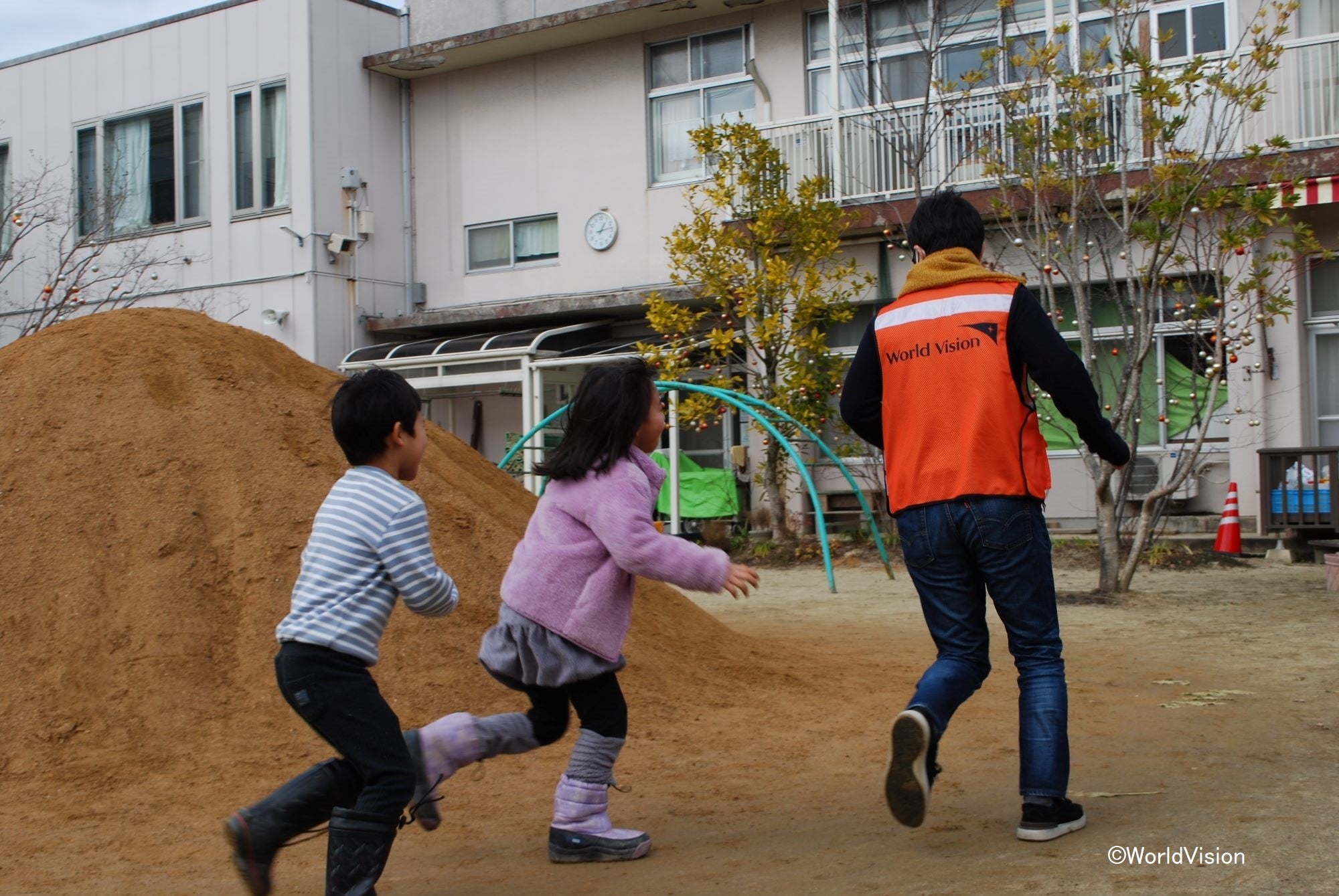 2月9日研修開催中、WVJスタッフが園児の皆さんと外遊び