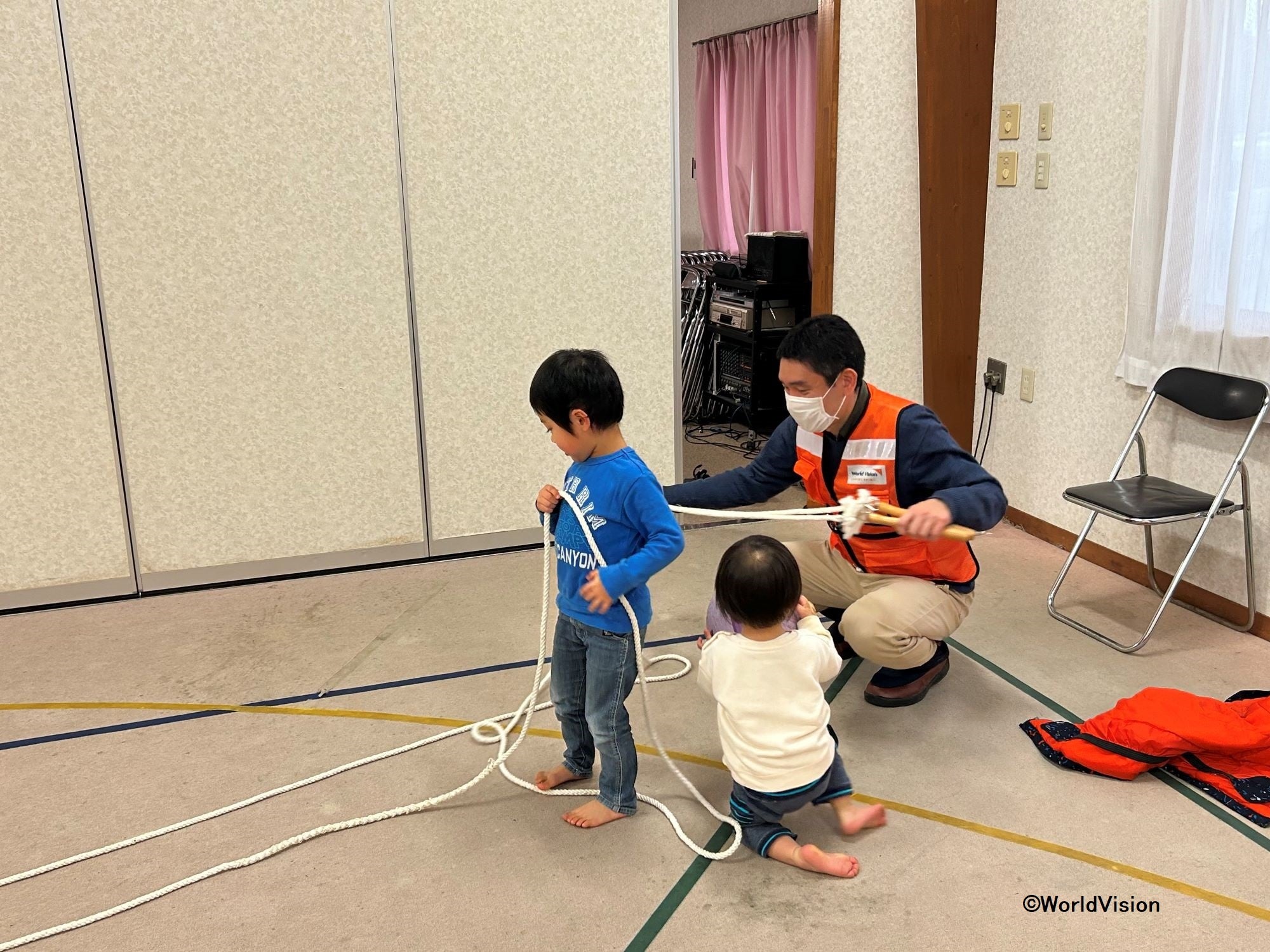 2月10日研修開催中、WVJスタッフが子どもたちと過ごしました