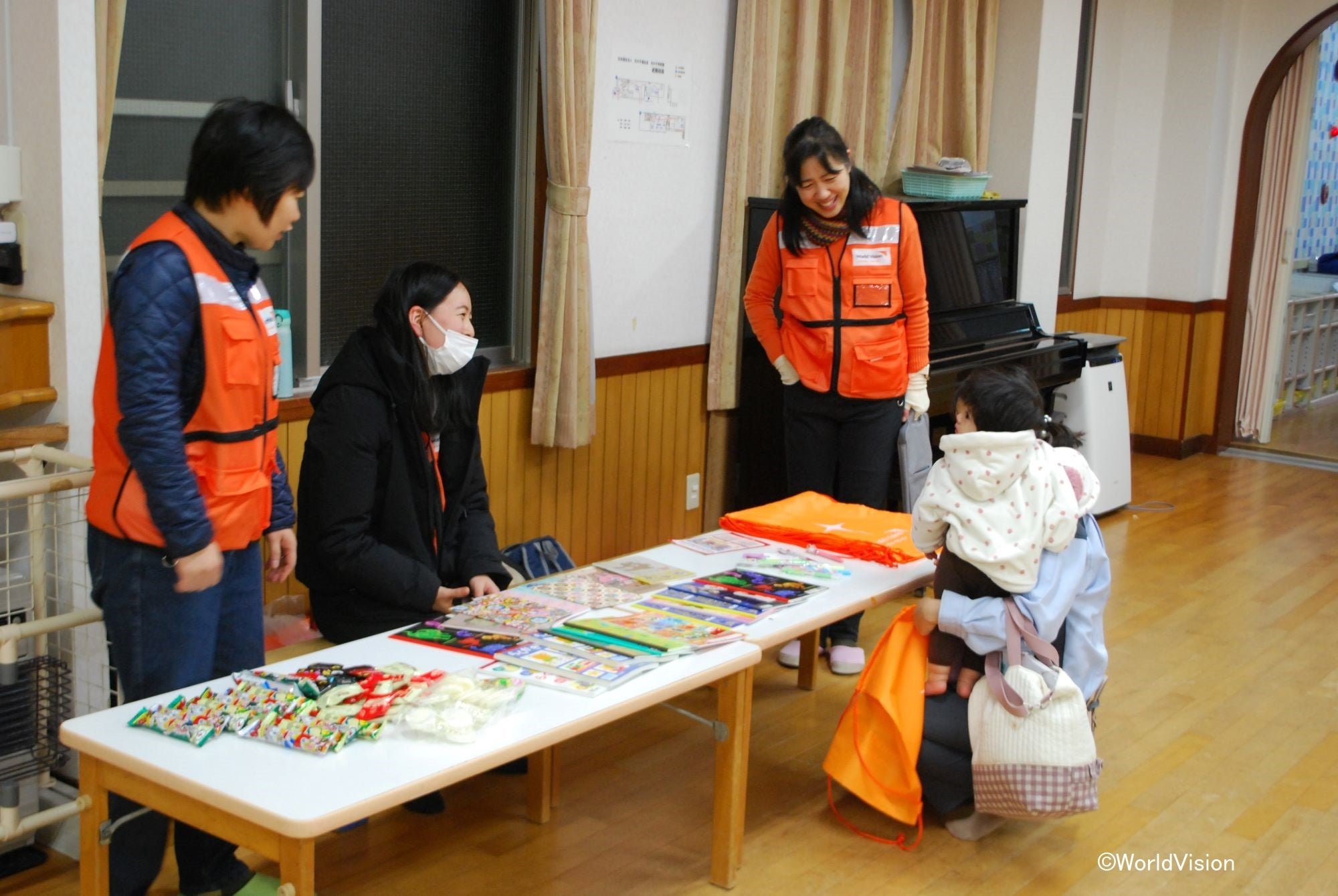 「ほっこりティータイム」WVJが用意したプレゼントの文房具を選ぶ参加された親子