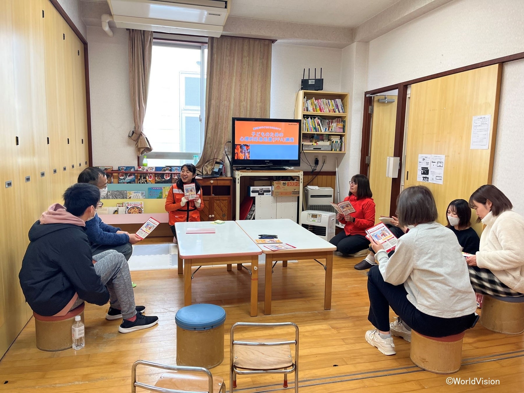 2月9日実施PFA研修。講師を務めるWVJ中村夕貴スタッフ(中央)