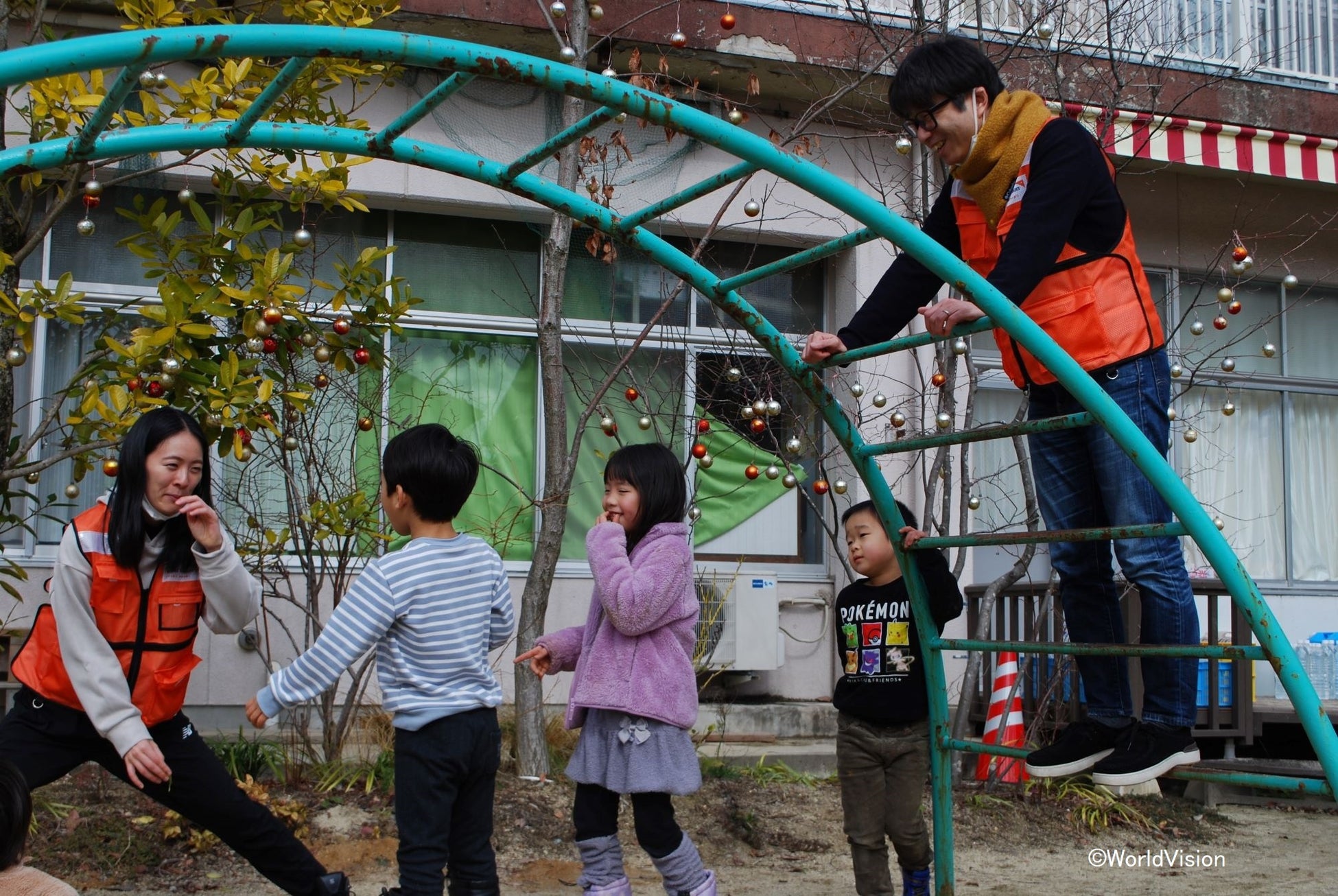 2月9日研修開催中、WVJスタッフが園児の皆さんと外遊び